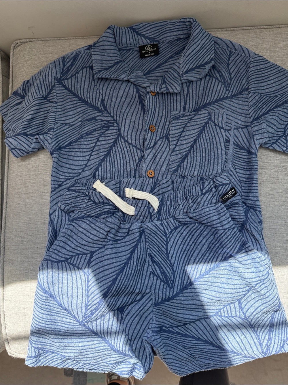 Volcom 2 piece Terry Blue Leaf-Print Knit button down and shorts size 5